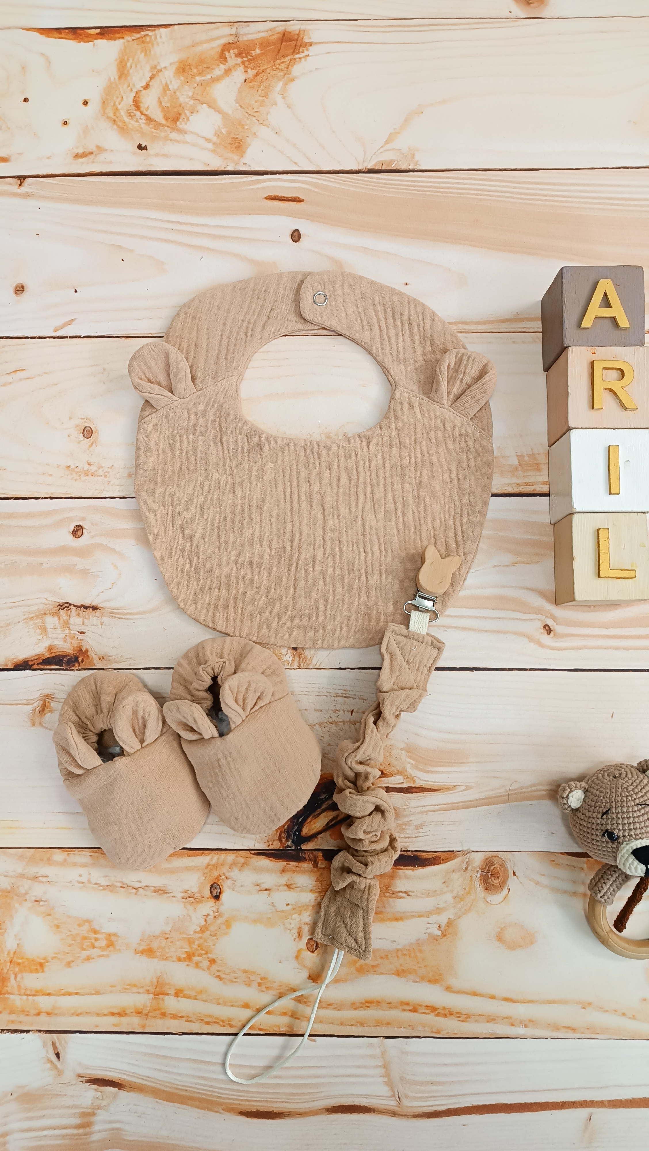 پاپوش و پیشبند نوزادی